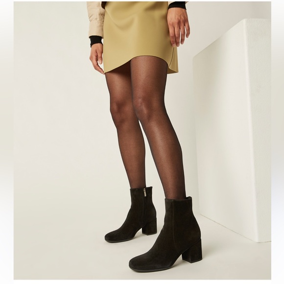 La Canadienne Women
Black Suede Waterproof JOANIE
SUEDE BOOTIE
$525.00
Black 10 - Picture 1 of 16